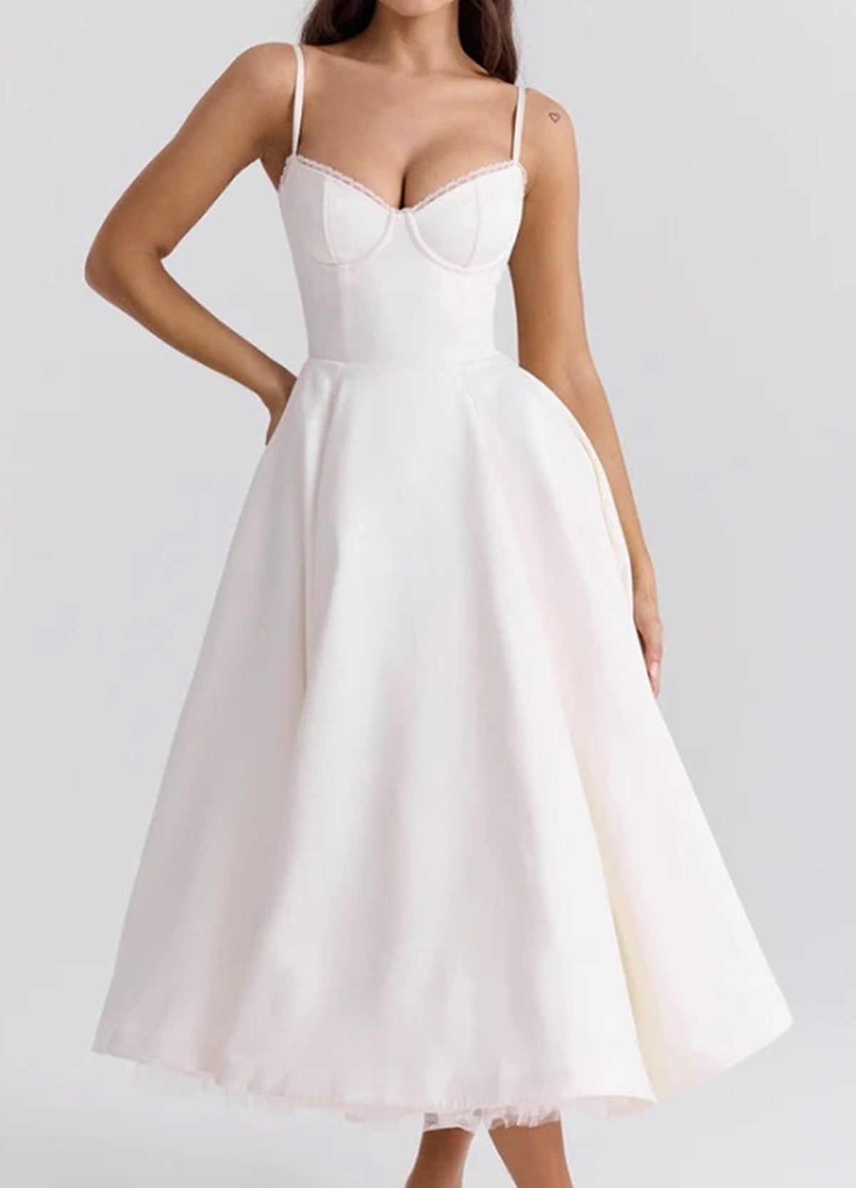 Laura™ | Robe Midi Satinée avec Décolleté en Cœur - Élégance et Confort - Molinse