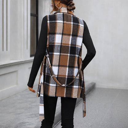 Gilet décontracté à carreaux avec ceinture ajustable.
